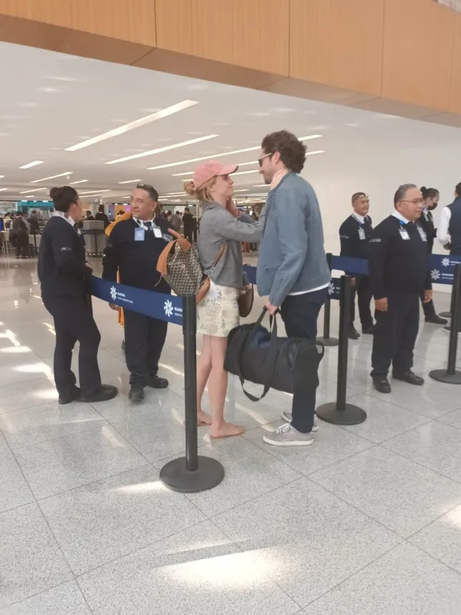 *PREMIUM-EXCLUSIVE* Mexico, MEXIQUE Alerte nouveau couple : Emma Watson liée à l'homme d'affaires mexicain Gonzalo Hevia Baill??res Emma Watson semble avoir une nouvelle romance dans sa vie. L'actrice a été aperçue en train de passer du temps avec le bel homme d'affaires mexicain Gonzalo Hevia Baill??res, suscitant des spéculations selon lesquelles les deux sortiraient ensemble. Alors que des rapports antérieurs suggéraient que Watson avait été vu avec Hevia Baill?res à Courchevel, en France, fin 2025, nos images exclusives du Nouvel An semblaient montrer l'actrice tenant la main d'un homme mystérieux différent. Cependant, des observations récentes à Mexico ont alimenté de nouvelles rumeurs sur sa relation avec l'entrepreneur. Les deux hommes ont été photographiés en train de profiter de ce qui ressemblait à des dîners intimes et à des sorties détendues en journée dans la ville. Ils ont également été vus partageant un moment rempli de PDA à l'aéroport. Hevia Baill??res est la fondatrice et PDG de HBeyond, une société d'investissement ayant des bureaux à New York, Miami et Mexico. L'entreprise se concentre sur les technologies transformatrices et les projets d'avenir. Sur la photo : Emma Watson, Gonzalo Hevia Baill??res BACKGRID USA 4 MARS 2026 BYLINE DOIT LIRE : The Grosby Group / BACKGRID USA : +1 310 798 9111 / usasales@backgrid.com UK : +44 208 344 2007 / uksales@backgrid.com *Clients britanniques - Images contenant des enfants, veuillez pixeliser le visage avant Vers la publication*