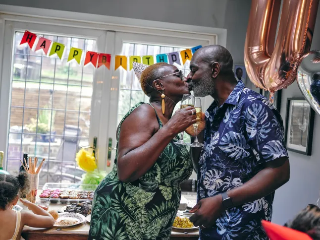 D'âge mûr s'embrassant à la fête d'anniversaire