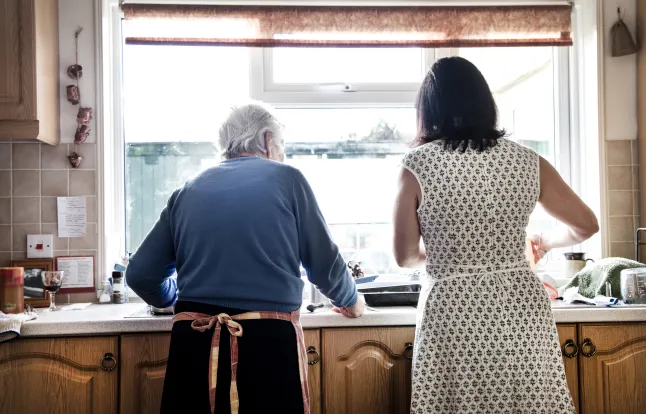 Mère et fille adulte, laver la vaisselle ensemble