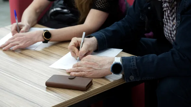 Un homme et une femme adultes remplissent les formulaires. Concept de procédure de divorce, signature d'un contrat de mariage, d'un contrat de location ou d'une procuration notariée. Pas de visage