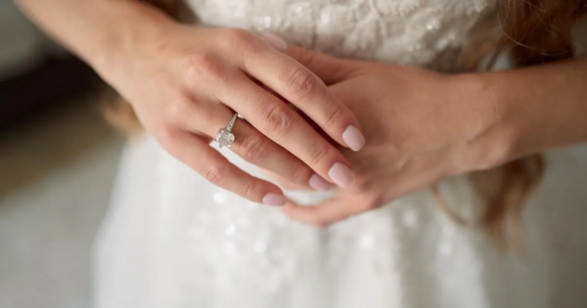La petite erreur commise par les mariées qui ruine une robe de mariée quelques heures avant la cérémonie