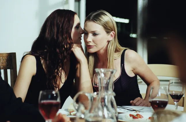 Deux jeunes femmes parlant lors d'un dîner
