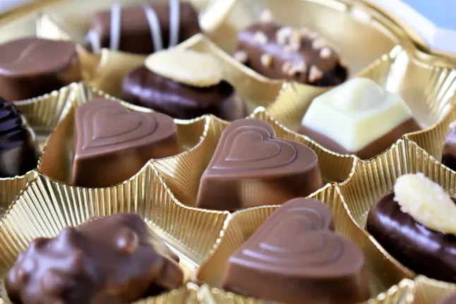 Bonbons au chocolat en forme de coeur sur une table