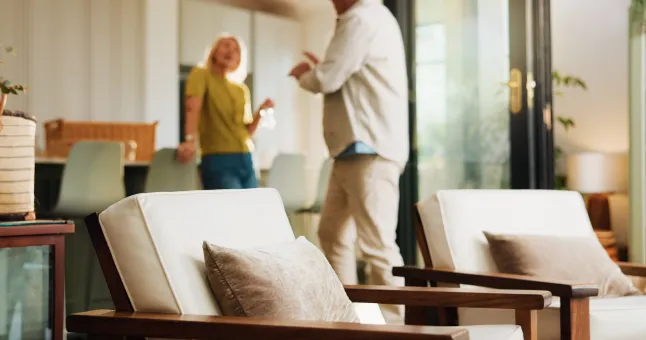 Canapé, conflit et couple âgé avec dispute à la maison pour séparation de mariage, litige et divorce. Bagarre, personnes âgées et désaccord dans le salon pour relation toxique et accusation de tricherie