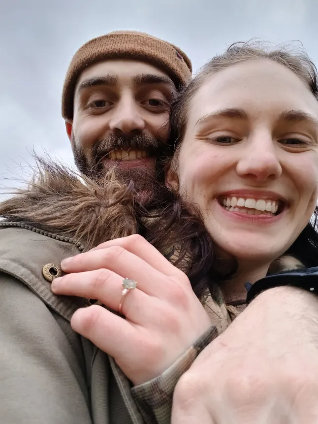 Dani Scott avec Jake. // Une Britannique s'est fiancée 24 heures seulement après avoir rencontré son partenaire américain en personne, après s'être connectée avec lui via YouTube deux mois après s'être séparée de son ex-partenaire. Dani Scott, 22 ans, a accepté la proposition de son ex Matthew, 33 ans, six mois seulement après avoir commencé à sortir ensemble, mais a décidé d'annuler le mariage des semaines avant qu'il ne soit censé avoir lieu, car le couple ne s'entendait pas. Deux mois plus tard, la serveuse de Galasheils, en Écosse, a commencé à discuter avec Jake, 24 ans, après avoir commenté sous l'une de ses vidéos YouTube, et le couple a commencé à se fréquenter, sans jamais se rencontrer face à face. Jake, originaire de Caroline du Sud, aux États-Unis, s'est rendu en Écosse pour rendre visite à Dani en février 2026 et s'est mis à genoux 24 heures seulement après leur première rencontre en personne. Photo publiée le 22/03/2026