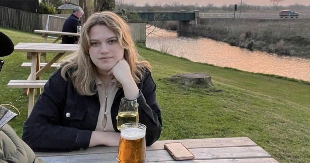 Il a commencé une réunion de travail Zoom - j'étais nue derrière lui