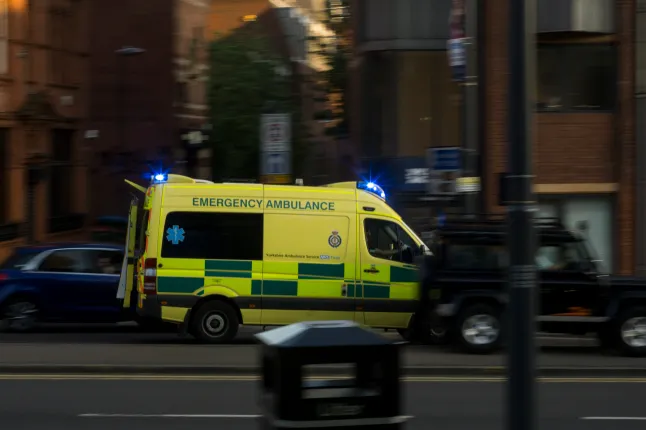 Scène urbaine à Leeds, Royaume-Uni, Ambulance