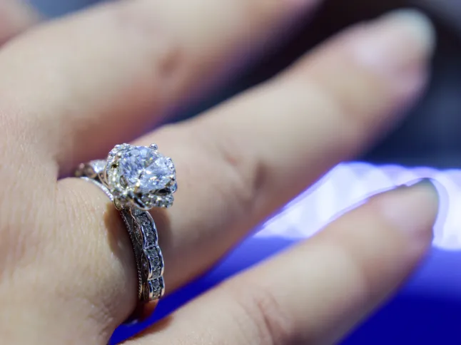 Bague de fiançailles de style vintage avec halo de diamants détaillé