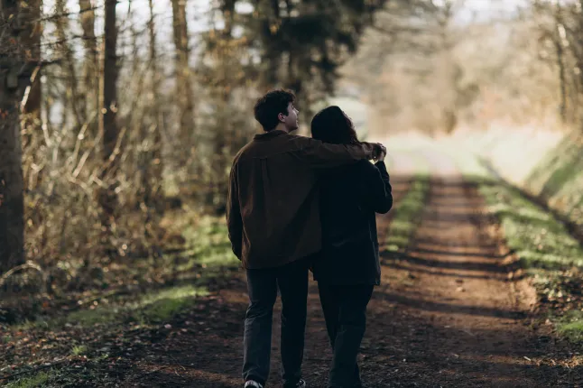 Jeune couple marchant dans la nature.