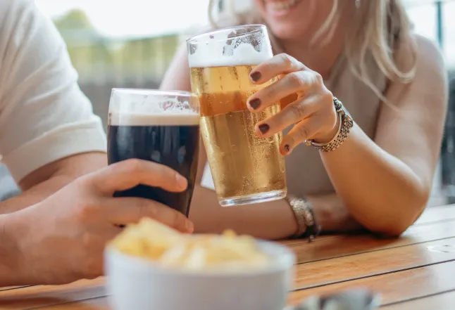 Couples tintant des verres à bière