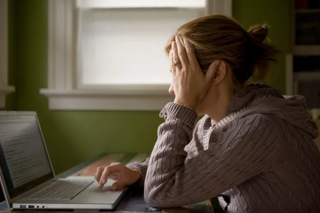 Femme utilisant un ordinateur portable