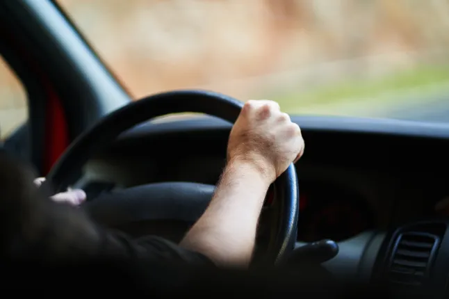 Conducteur au volant en voiture sur route