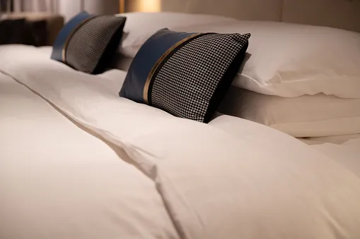 Lit confortable dans un hôtel moderne.