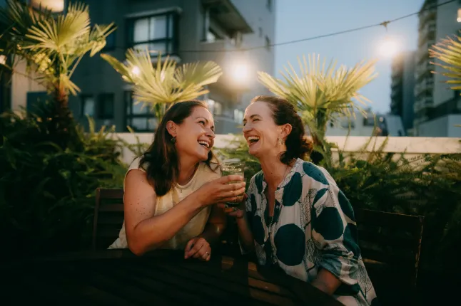 Femmes s'amusant sur le toit urbain la nuit, Tokyo
