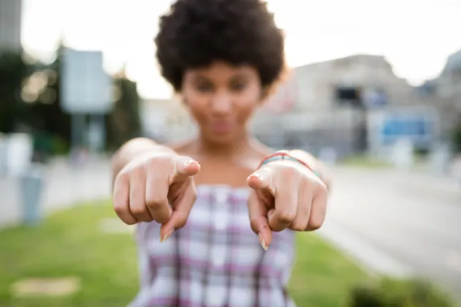 Fille aux cheveux bouclés qui vous fait remarquer. Effet brumeux.