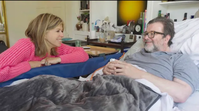 De Flicker Productions KATE GARRAWAY : DEREKS STORY mardi 26 mars 2024, 21h sur ITV1 et ITVX Sur la photo : Kate et Derek à la maison pendant le tournage en mai 2023, suite à la triste perte de Derek Draper en janvier de cette année, Kate Garraway : Derek's Story, documente la dernière année de sa vie. Ce film fait suite aux deux précédents films primés également réalisés par Flicker Productions : Finding Derek et Caring for Derek. Avec un accès rapproché à Derek et à son épouse, Kate Garraway, le film donne un aperçu de ses luttes personnelles contre la maladie et met en lumière les défis auxquels sont confrontés des millions de personnes au Royaume-Uni vivant avec une maladie grave ou un handicap et ceux qui en prennent soin. Rejoignant Derek et Kate en mai 2023, le film affronte de front la réalité des luttes de Derek et donne une vision sans faille de l'effet sur tous ceux qui l'entourent tout en capturant de vrais moments d'amour et de joie alors qu'ils passent du temps ensemble en famille. Avec environ cinq millions de soignants non rémunérés en Angleterre et au Pays de Galles, le film met également en lumière les coûts souvent prohibitifs ainsi que les difficultés pratiques liées à la prise en charge des personnes à domicile et présente les contributions de Jake, l'aide-soignant qui soutient les soins de Derek, ainsi que de Kathryn Smith, PDG de l'association caritative Social Care Institute for Excellence. L'histoire de Derek reflète également la vie de Derek avant Covid, y compris sa carrière politique de haut niveau, ainsi que sa relation avec Kate, leurs premières années ensemble et la façon dont la maladie de Derek a changé la nature de leur dynamique tout en maintenant leur lien étroit. Lorsqu'on lui a demandé pourquoi il voulait participer à ce film, Derek a répondu : "Je veux être entendu." (C) Flicker Productions Pour plus d'informations, veuillez contacter Peter Gray Mob 07831460662 / peter.gray@itv.com Cette photographie est (C) *** et ne peut être reproduite qu'à des fins éditoriales directement en relation avec le programme ou l'événement mentionné ici. Une fois mise à disposition par ITV plc Picture Desk, cette photographie ne peut être reproduite qu'une seule fois jusqu'à la date de transmission (TX) et aucun frais de reproduction ne sera facturé. Toute utilisation ultérieure pourra entraîner des frais. Cette photographie ne doit pas être manipulée (à l'exclusion du recadrage de base) d'une manière qui altère l'apparence visuelle de la personne photographiée, jugée préjudiciable ou inappropriée par ITV plc Picture Desk. Cette photographie ne doit pas être diffusée auprès d'une autre société, publication ou site Web, ni archivée de manière permanente, sans l'autorisation écrite expresse d'ITV Picture Desk. Les conditions générales complètes sont disponibles sur le site Web www.itv.com/presscentre/itvpictures/terms