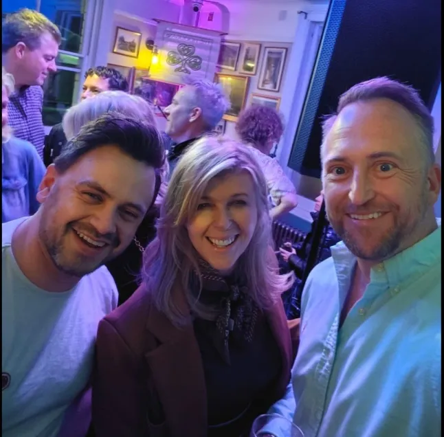 (Liam Halligan en photo à l'arrière gauche) Kate Garraway en photo avec le présentateur de Radio Essex Josh Luckey-Lovatt au concert de Liam Halligan avec The Hooligans samedi au Railway Arms à Saffron Walden https://www.facebook.com/TheHooligansBandUK/