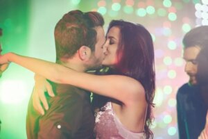 J’embrassais mon petit ami – jusqu&rsquo;à ce que je réalise de façon surprenante