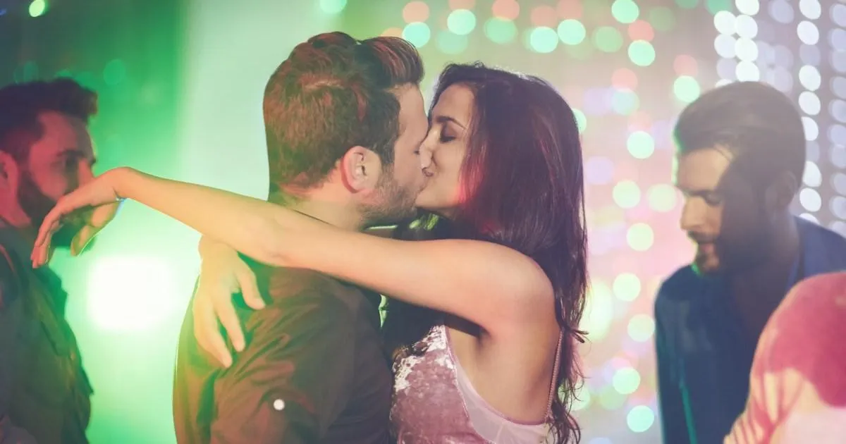 J'embrassais mon petit ami – jusqu'à ce que je réalise de façon surprenante