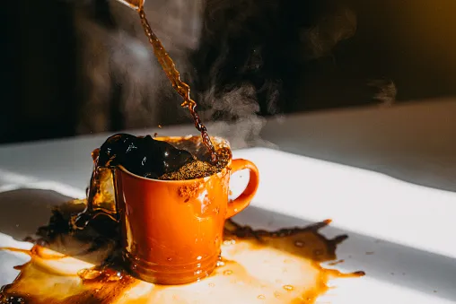 Tasse de café débordante