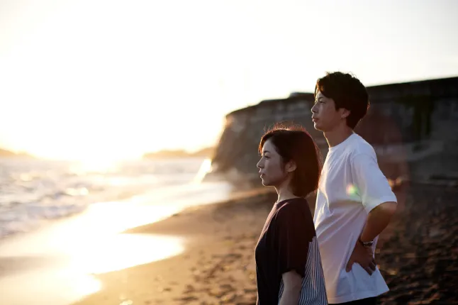 Un homme et une femme debout sur la plage