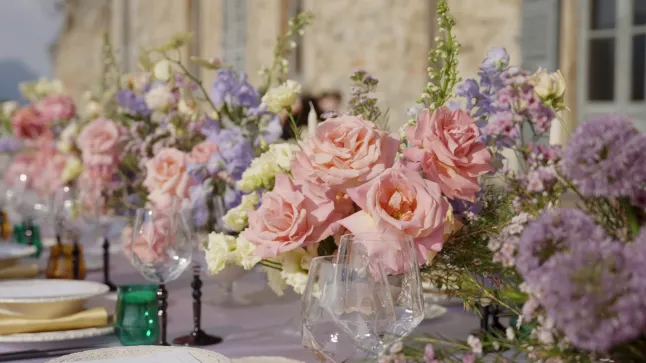Arrangement floral élégant ornant la table de mariage. Action