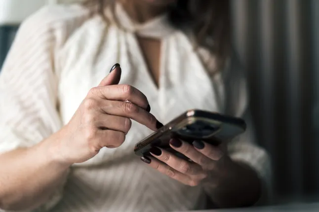 Portrait d'une femme avec un téléphone portable