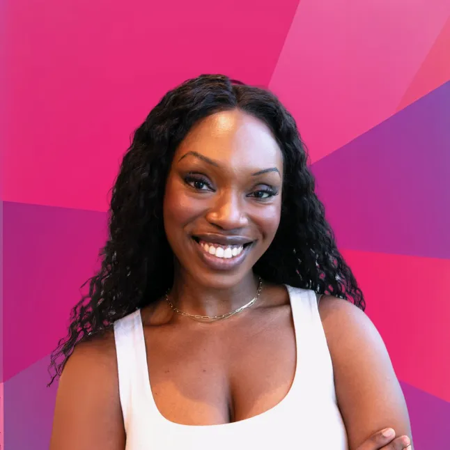 Une photo de Kay, qui dirige une communauté en ligne appelée ADHD Baddie, portant un gilet blanc sur fond violet et rose.