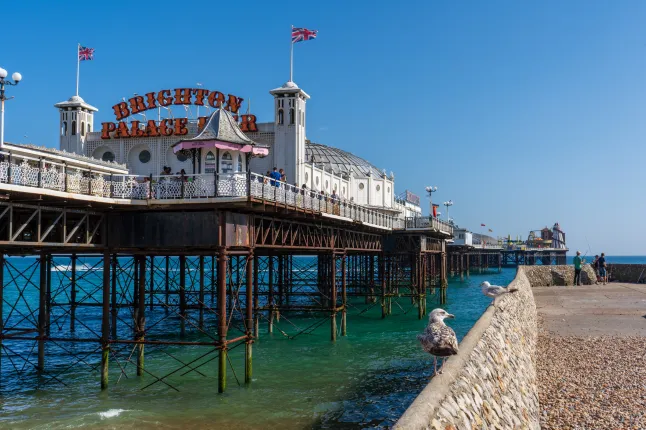 La jetée du palais de Brighton lors d'une journée d'été ensoleillée.