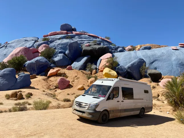 La camionnette au Maroc. // Un couple a vendu tous ses biens pour acheter un camping-car et parcourir le monde - pour seulement 30 euros par jour. Kath Cross, 49 ans, et Stuart Hall, 48 ans, ont parcouru plus de 25 000 milles dans des aventures épiques à travers le désert du Sahara, l'Europe et l'Écosse dans leur camping-car. Le couple vit dans leur Mercedes Sprinter de 7,5 millions de mètres depuis que Kath a vendu tous ses biens et a arrêté de payer son loyer il y a quatre ans. À ce jour, ils ont visité plus de 15 pays – et en auront dépassé 20 au moment où ils reviendront de leur voyage actuel au Monténégro. Photo publiée le 05/07/2026