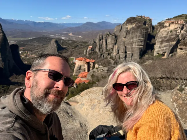 Kath Cross et Stuart Hall à Météores, Grèce. // Un couple a vendu tous ses biens pour acheter un camping-car et parcourir le monde - pour seulement 30 euros par jour. Kath Cross, 49 ans, et Stuart Hall, 48 ans, ont parcouru plus de 25 000 milles dans des aventures épiques à travers le désert du Sahara, l'Europe et l'Écosse dans leur camping-car. Le couple vit dans leur Mercedes Sprinter de 7,5 millions de mètres depuis que Kath a vendu tous ses biens et a arrêté de payer son loyer il y a quatre ans. À ce jour, ils ont visité plus de 15 pays – et en auront dépassé 20 au moment où ils reviendront de leur voyage actuel au Monténégro. Photo publiée le 05/07/2026