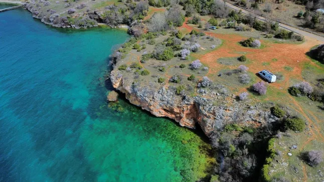Garez-vous sur la falaise. Ohrid Macédoine du Nord. // Un couple a vendu tous ses biens pour acheter un camping-car et parcourir le monde - pour seulement 30 ?? par jour. Kath Cross, 49 ans, et Stuart Hall, 48 ans, ont parcouru plus de 25 000 milles dans des aventures épiques à travers le désert du Sahara, l'Europe et l'Écosse dans leur camping-car. Le couple vit dans leur Mercedes Sprinter de 7,5 millions de mètres depuis que Kath a vendu tous ses biens et a arrêté de payer son loyer il y a quatre ans. À ce jour, ils ont visité plus de 15 pays – et en auront dépassé 20 au moment où ils reviendront de leur voyage actuel au Monténégro. Photo publiée le 05/07/2026