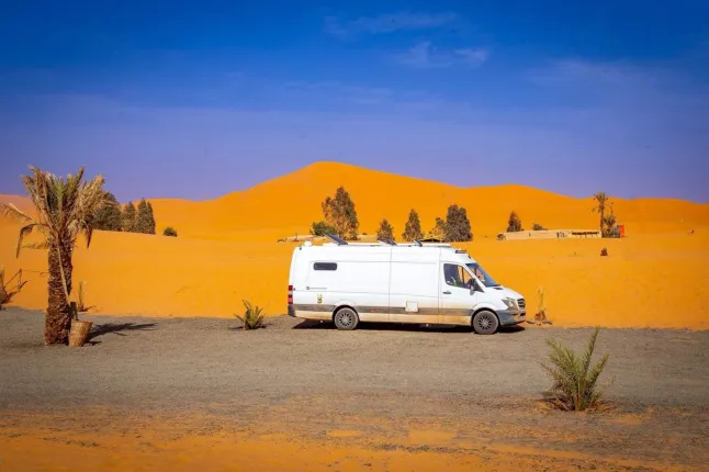 La camionnette au Maroc. // Un couple a vendu tous ses biens pour acheter un camping-car et parcourir le monde - pour seulement 30 euros par jour. Kath Cross, 49 ans, et Stuart Hall, 48 ans, ont parcouru plus de 25 000 milles dans des aventures épiques à travers le désert du Sahara, l'Europe et l'Écosse dans leur camping-car. Le couple vit dans leur Mercedes Sprinter de 7,5 millions de mètres depuis que Kath a vendu tous ses biens et a arrêté de payer son loyer il y a quatre ans. À ce jour, ils ont visité plus de 15 pays – et en auront dépassé 20 au moment où ils reviendront de leur voyage actuel au Monténégro. Photo publiée le 05/07/2026