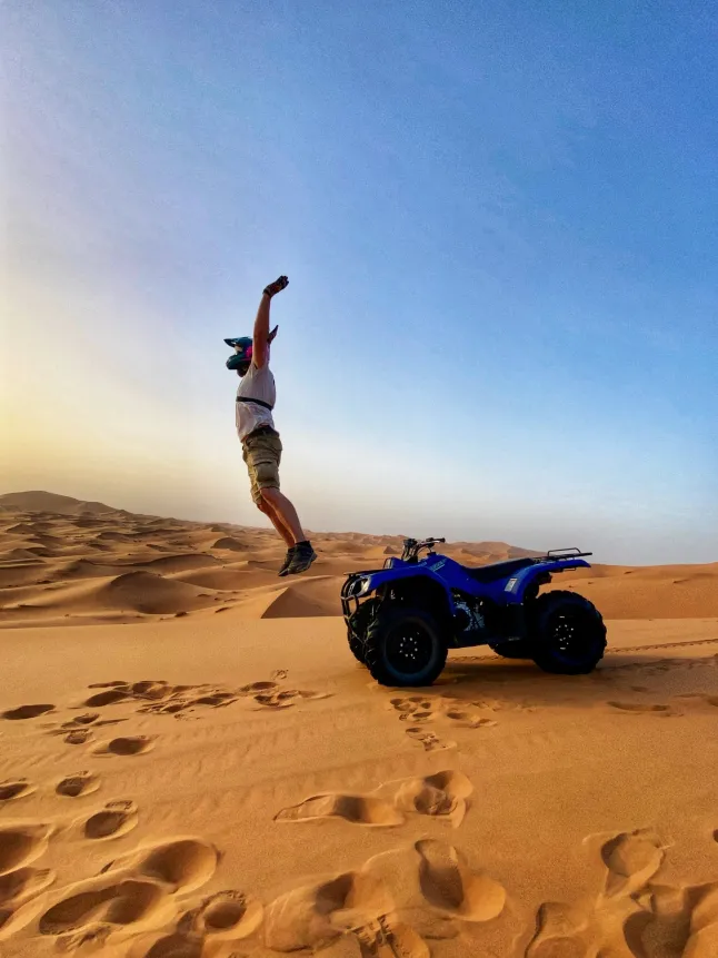 Kath Cross au Maroc. // Un couple a vendu tous ses biens pour acheter un camping-car et parcourir le monde - pour seulement 30 euros par jour. Kath Cross, 49 ans, et Stuart Hall, 48 ans, ont parcouru plus de 25 000 milles dans des aventures épiques à travers le désert du Sahara, l'Europe et l'Écosse dans leur camping-car. Le couple vit dans leur Mercedes Sprinter de 7,5 millions de mètres depuis que Kath a vendu tous ses biens et a arrêté de payer son loyer il y a quatre ans. À ce jour, ils ont visité plus de 15 pays – et en auront dépassé 20 au moment où ils reviendront de leur voyage actuel au Monténégro. Photo publiée le 05/07/2026