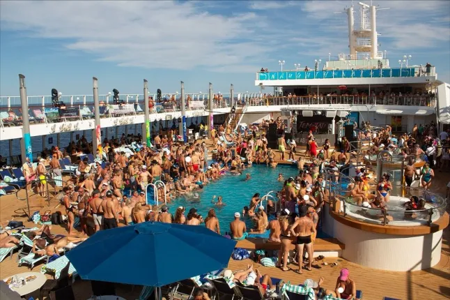 Un pont bondé du navire de croisière Temptation Cruises