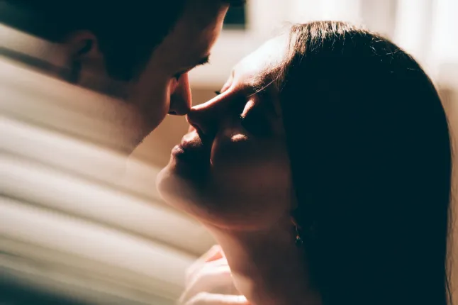 Un beau jeune couple en silhouette, profitant du temps ensemble