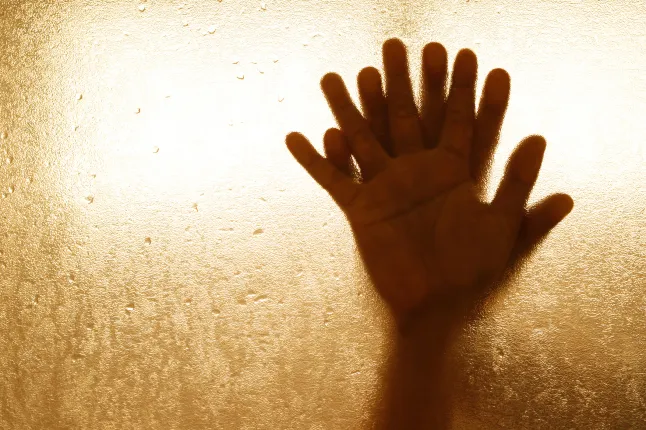 deux amoureux de couples masculins et féminins se tenant la main ayant des relations sexuelles à l'intérieur d'un miroir de salle de bains avec une fenêtre embuée. mise au point douce. Laissez l'espace de copie vide pour écrire du texte sur le côté.