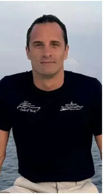Gianluca Benedetti Cinq touristes, dont un professeur d'université et sa fille, meurent lors d'une excursion de plongée dans une grotte de 160 pieds de profondeur aux Maldives