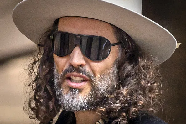 Russell Brand quitte le tribunal de Londres
