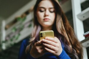 Nous sommes en 2026 et le compagnon de ton père peut encore coucher avec toi dès que tu auras 16 ans.