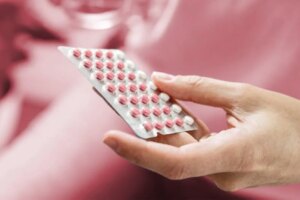Cet effet secondaire peu connu de la pilule peut faire rétrécir votre clitoris