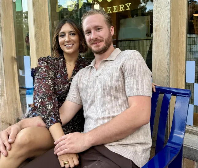 Sarah Edery avec Kevin. Une « mariée en série » qui s'est mariée TROIS fois à l'âge de 26 ans se marie pour la quatrième fois - et dit que son fiancé ?? n'était pas "déconcerté" par ses divorces. Sarah Edery, de Chicago, dans l'Illinois, s'est mariée pour la première fois à 19 ans afin de pouvoir déménager là où son mari militaire était stationné. La relation s'est rompue après 15 mois et deux ans plus tard, elle s'est à nouveau mariée pour des raisons logistiques avant de se rendre compte qu'il s'agissait d'un mariage. "erreur".Elle a rencontré son troisième mari sur eHarmony et ils se sont mariés un an avant la rupture de la relation. Photo publiée le 10/05/2026