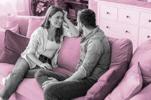 Le trait relationnel que les hommes considèrent comme romantique, mais en réalité les femmes détestent