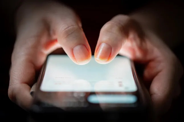 Doigts tapant sur l'écran du smartphone
