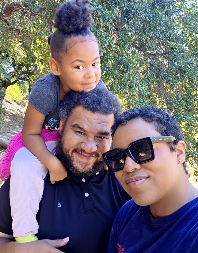 Karla Houston, son mari Steven et leur fille. // Une mère mariée sort avec d'autres femmes tandis que son mari reste fidèle – et dit que cela a renforcé leur relation. Après quatre ans de mariage, Karla Houston, 34 ans, a déclaré à son mari Steven qu'elle était également attirée par les femmes. En réponse, il lui a dit qu'il la soutiendrait si elle souhaitait commencer à sortir ensemble, en dehors de leur mariage. L'analyste comportemental de Los Angeles, en Californie, a téléchargé une application de rencontres et a commencé à rencontrer des femmes, d'abord de manière informelle, avant de passer à des relations amoureuses. Au début, Karla avait du mal à concilier le temps passé avec ses partenaires, ainsi qu'avec Steven, un travailleur social communautaire, et leur fille de cinq ans, mais elle a maintenant trouvé un équilibre. Au cours de sa dernière relation, elle passait quatre jours par semaine au domicile familial et trois jours avec sa petite amie. Bien que Steven, qui est complètement monogame, soit parfois jaloux, Karla a déclaré que cette dynamique a contribué à améliorer leur mariage, car ils peuvent désormais être complètement honnêtes l'un envers l'autre sur tout. Photo publiée le 17/06/2026