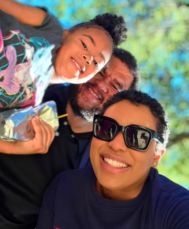 Karla Houston, son mari Steven et leur fille. // Une mère mariée sort avec d'autres femmes tandis que son mari reste fidèle – et dit que cela a renforcé leur relation. Après quatre ans de mariage, Karla Houston, 34 ans, a déclaré à son mari Steven qu'elle était également attirée par les femmes. En réponse, il lui a dit qu'il la soutiendrait si elle souhaitait commencer à sortir ensemble, en dehors de leur mariage. L'analyste comportemental de Los Angeles, en Californie, a téléchargé une application de rencontres et a commencé à rencontrer des femmes, d'abord de manière informelle, avant de passer à des relations amoureuses. Au début, Karla avait du mal à concilier le temps passé avec ses partenaires, ainsi qu'avec Steven, un travailleur social communautaire, et leur fille de cinq ans, mais elle a maintenant trouvé un équilibre. Au cours de sa dernière relation, elle passait quatre jours par semaine au domicile familial et trois jours avec sa petite amie. Bien que Steven, qui est complètement monogame, soit parfois jaloux, Karla a déclaré que cette dynamique a contribué à améliorer leur mariage, car ils peuvent désormais être complètement honnêtes l'un envers l'autre sur tout. Photo publiée le 17/06/2026