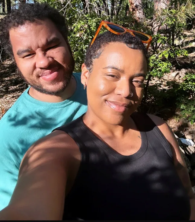 Karla Houston et son mari Steven. // Une mère mariée sort avec d'autres femmes tandis que son mari reste fidèle – et dit que cela a renforcé leur relation. Après quatre ans de mariage, Karla Houston, 34 ans, a déclaré à son mari Steven qu'elle était également attirée par les femmes. En réponse, il lui a dit qu'il la soutiendrait si elle souhaitait commencer à sortir ensemble, en dehors de leur mariage. L'analyste comportemental de Los Angeles, en Californie, a téléchargé une application de rencontres et a commencé à rencontrer des femmes, d'abord de manière informelle, avant de passer à des relations amoureuses. Au début, Karla avait du mal à concilier le temps passé avec ses partenaires, ainsi qu'avec Steven, un travailleur social communautaire, et leur fille de cinq ans, mais elle a maintenant trouvé un équilibre. Au cours de sa dernière relation, elle passait quatre jours par semaine au domicile familial et trois jours avec sa petite amie. Bien que Steven, qui est complètement monogame, soit parfois jaloux, Karla a déclaré que cette dynamique a contribué à améliorer leur mariage, car ils peuvent désormais être complètement honnêtes l'un envers l'autre sur tout. Photo publiée le 17/06/2026