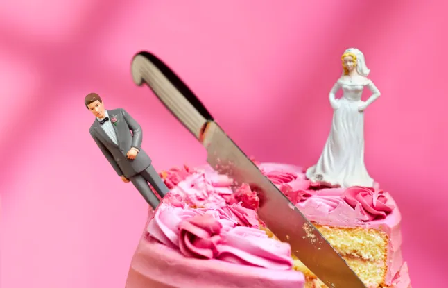 coupe au couteau entre les figurines des mariés, rupture de relation