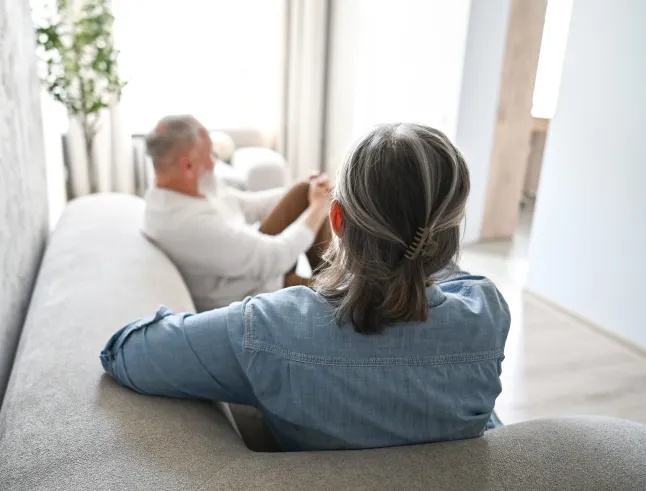Couple adulte mature ayant des problèmes relationnels à la maison