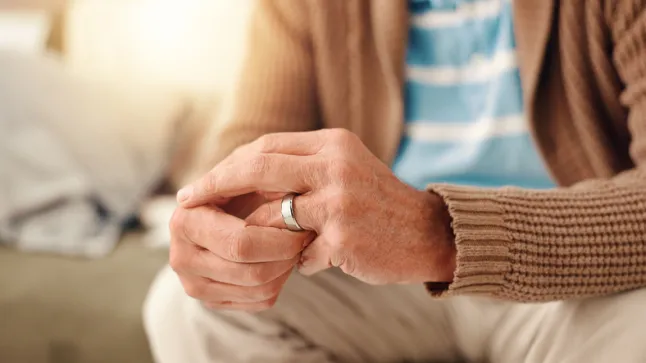 Mains, maison et vieil homme avec doute, bague et relation toxique avec divorce, triste et confus. Retraité, appartement et personne âgée en gros plan, frustré et en conflit avec l'anxiété et la crise